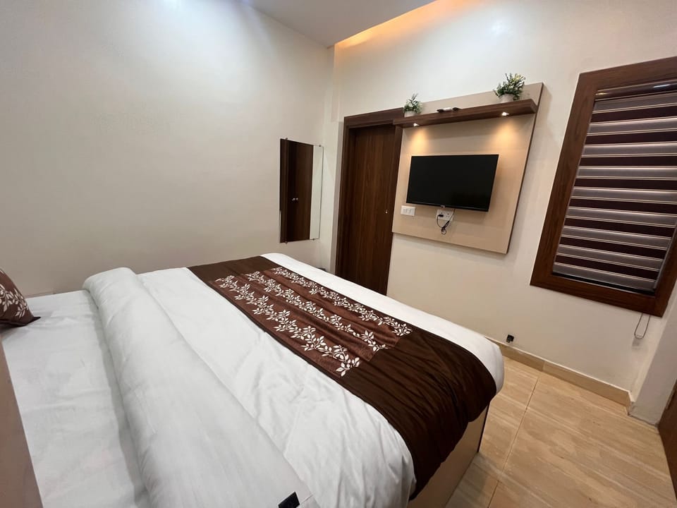 Double Room, Balcony, City View | In-room safe, soundproofing, free WiFi