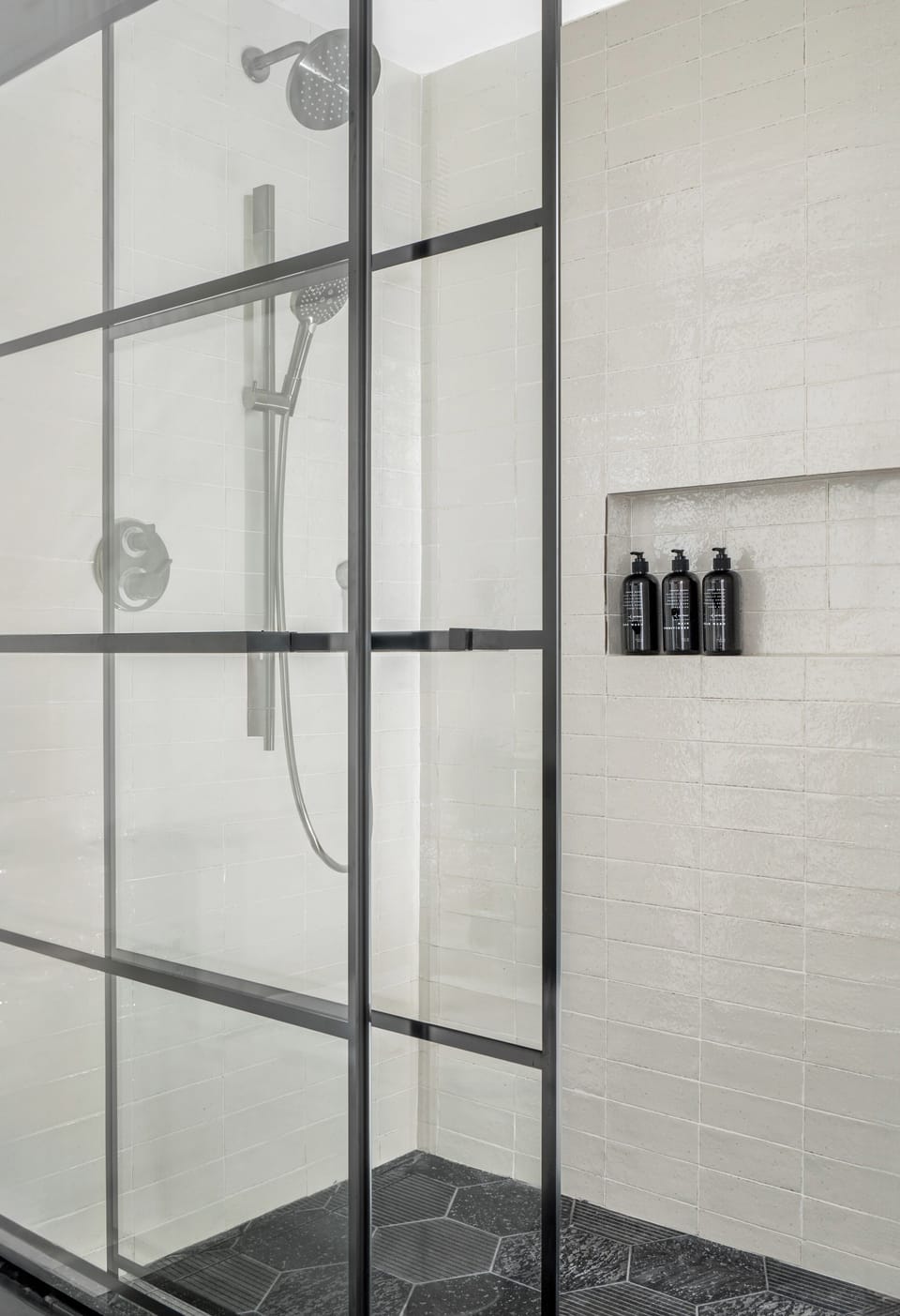 Combined shower/tub, rainfall showerhead, designer toiletries