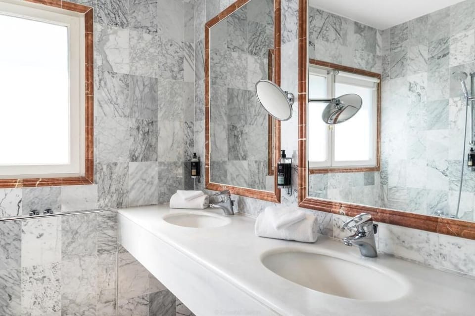 Room | Bathroom | Free toiletries, hair dryer, towels