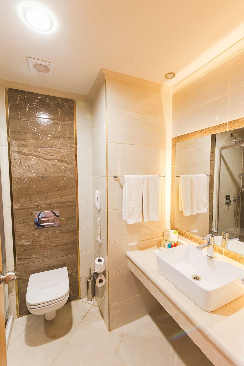 Deep soaking tub, free toiletries, hair dryer, slippers