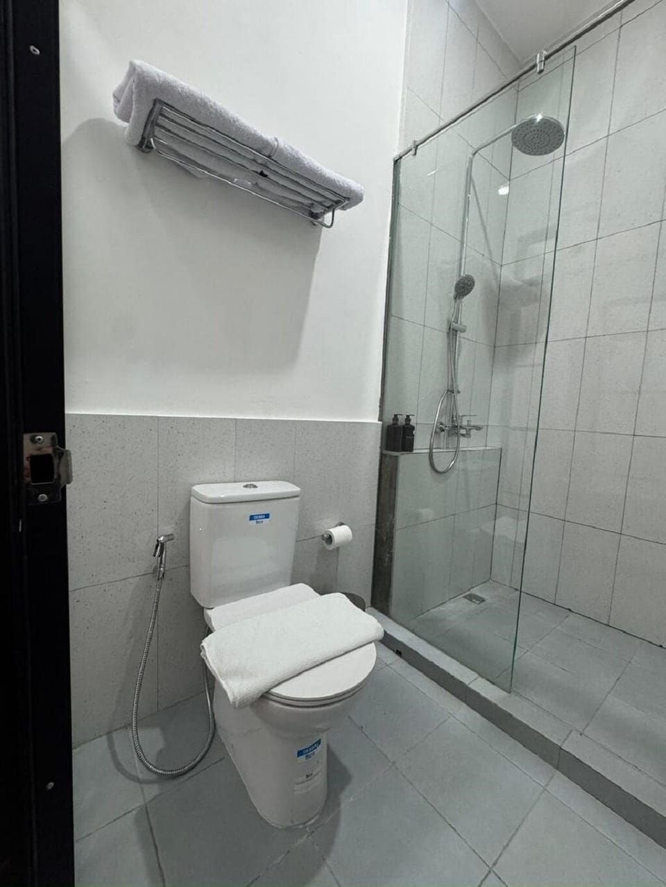 Suite, Balcony | Bathroom | Shower, towels, soap, shampoo