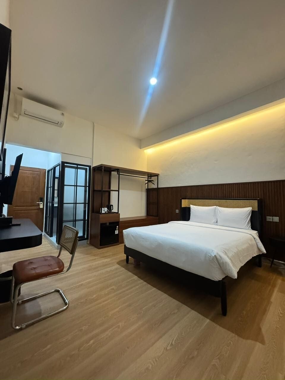Desk, laptop workspace, free WiFi