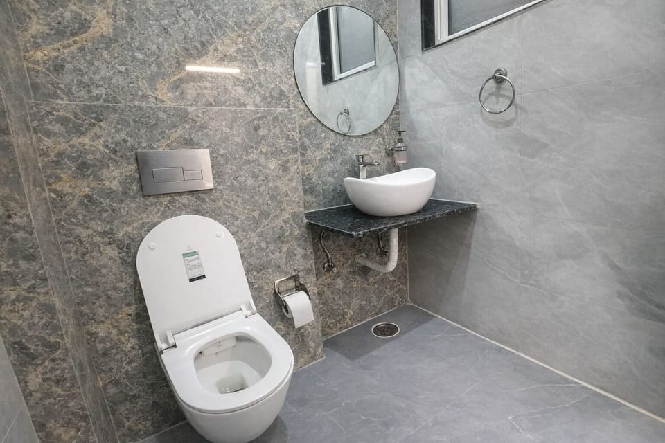 Shower, rainfall showerhead, free toiletries, bidet