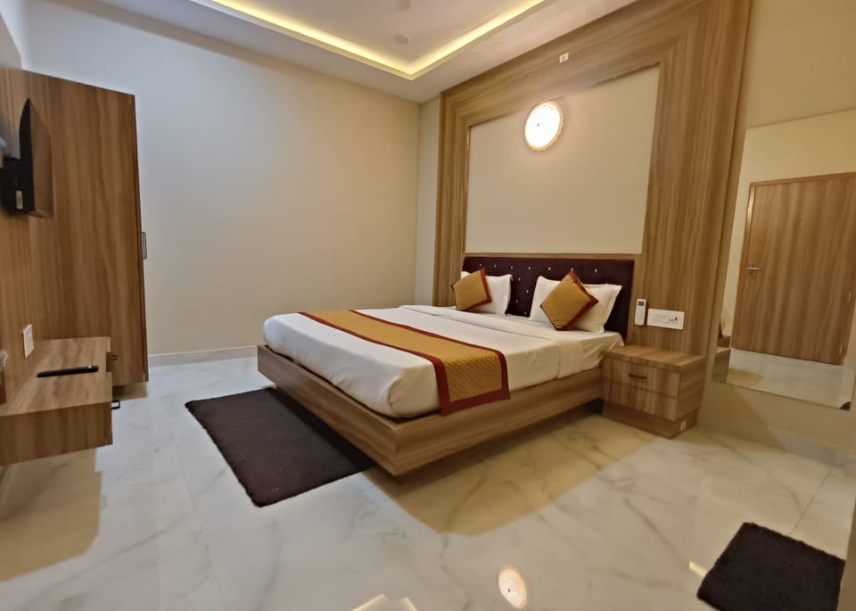 Premium bedding, desk, laptop workspace, soundproofing