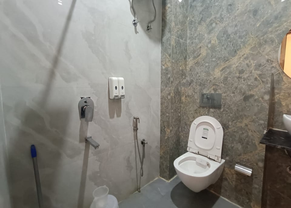Shower, rainfall showerhead, free toiletries, bidet