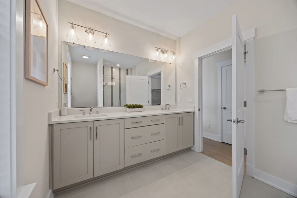 Second Level King En Suite Full Bath