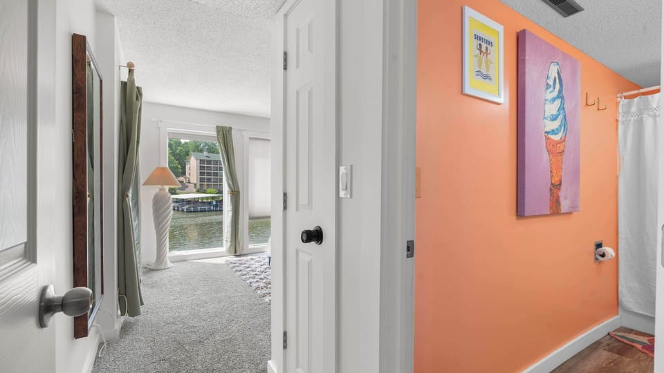 Daylight Cove Lakefront Chic Apartment in Village Four Seasons
