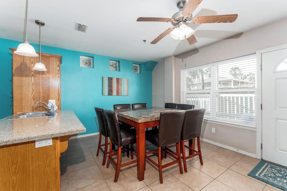 Enjoy the fresh, tangy flavors of locally sourced seafood in this cozy dining space. Whip up a feast and dig in!