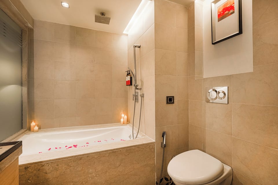 Executive Studio Suite | Bathroom | Free toiletries, hair dryer, slippers, towels