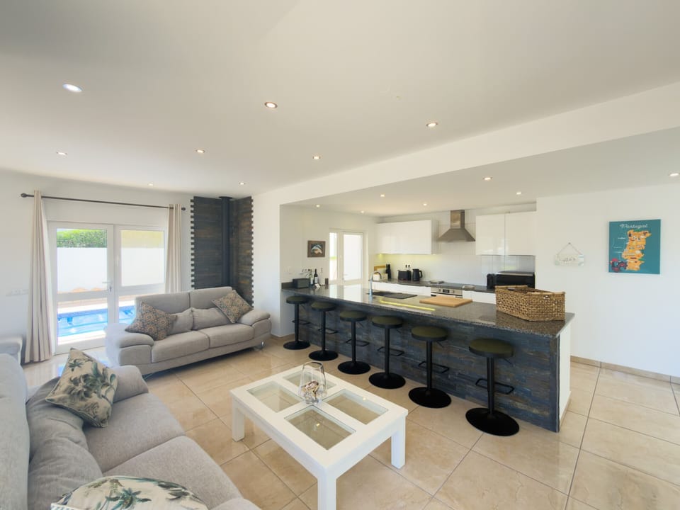 Open plan living in this lovely 3 bedroom villa in Carvoeiro. Perfect for holidays with friends and family.