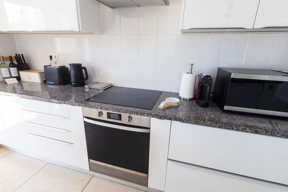 Fully equipped kitchen with induction hob and oven