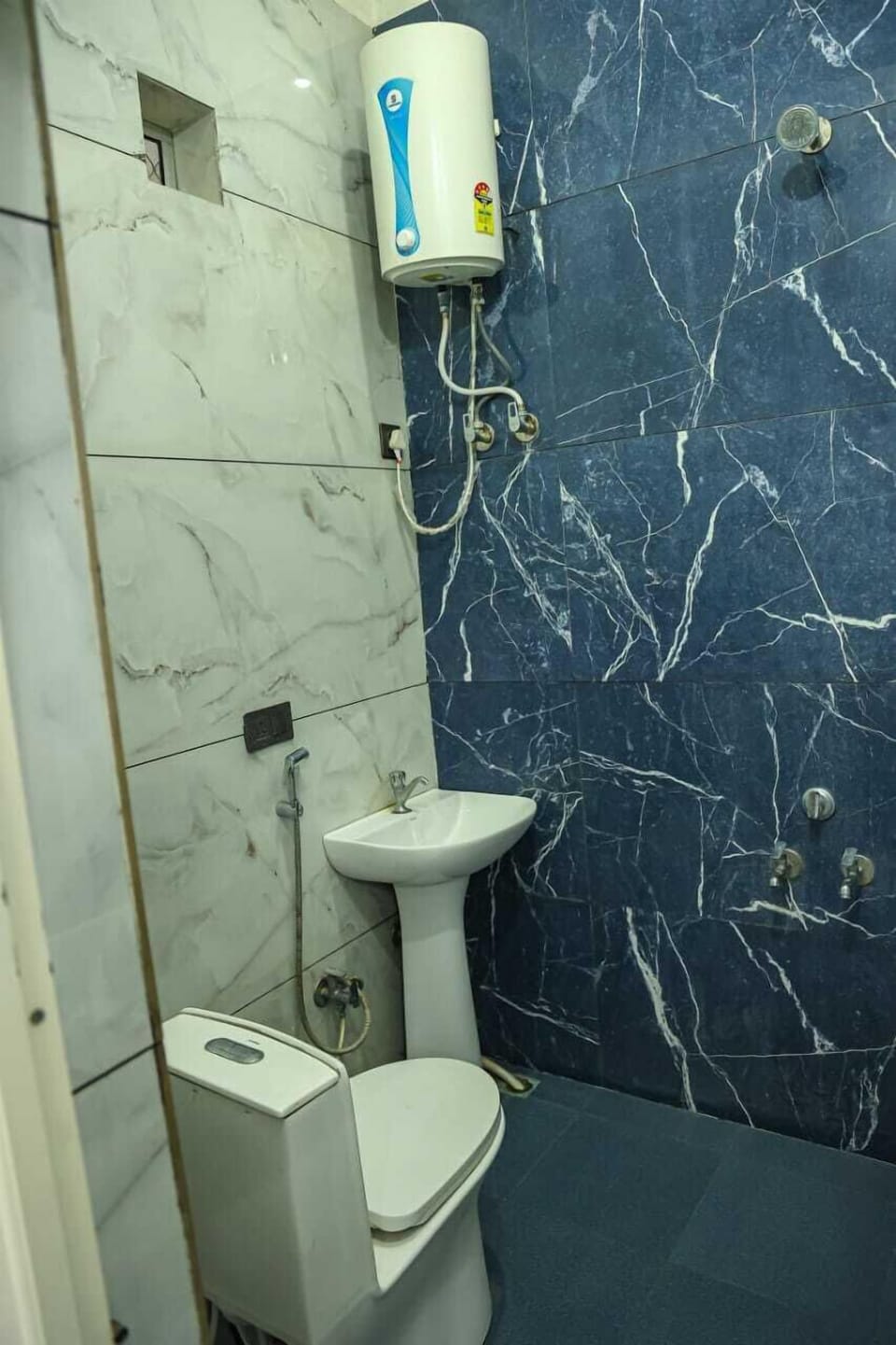 Deluxe Quadruple Room | Bathroom | Towels, soap, shampoo