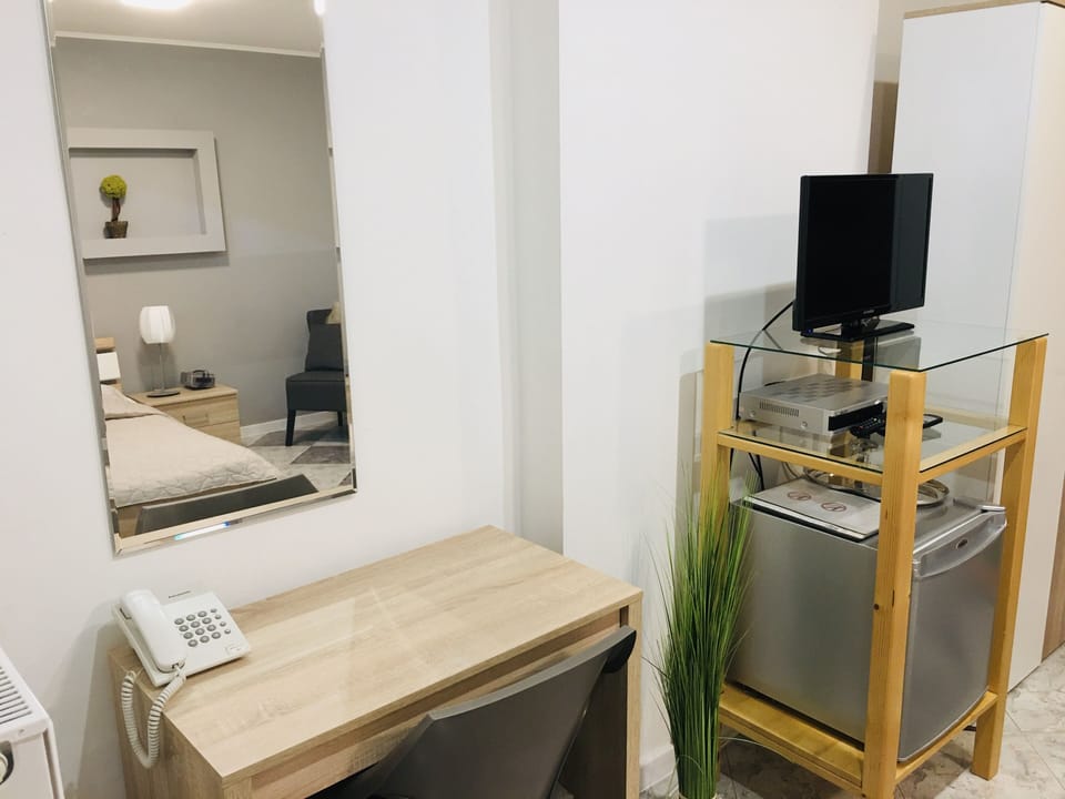 Economy Single Room | Minibar, free WiFi, bed sheets