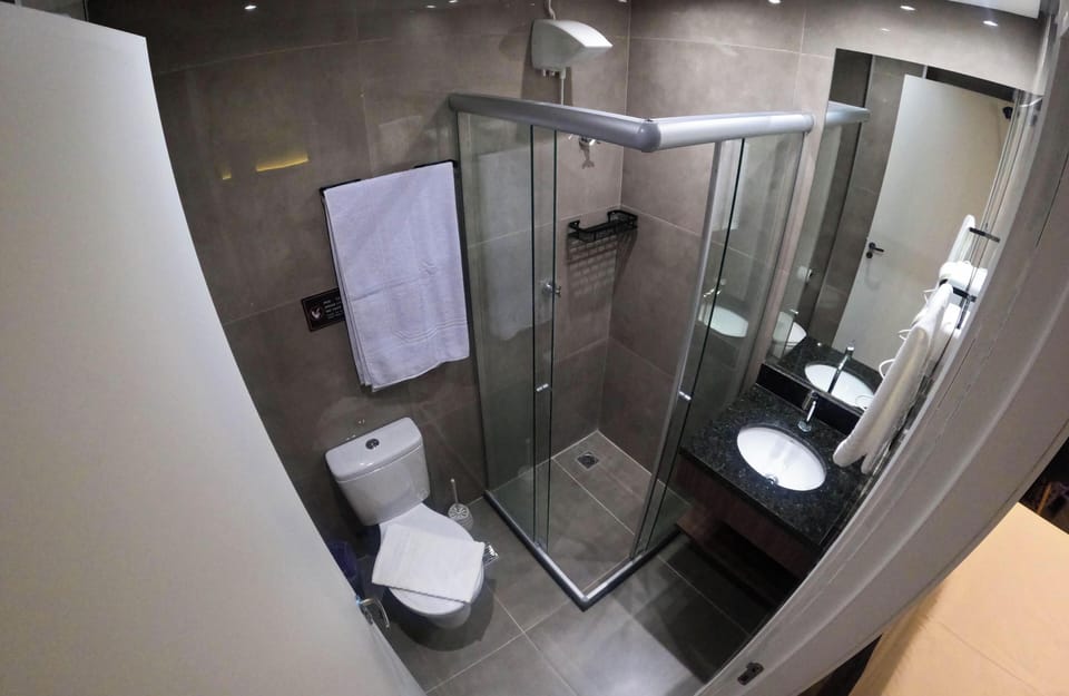 Comfort Double Room | Bathroom | Shower, free toiletries, hair dryer, towels