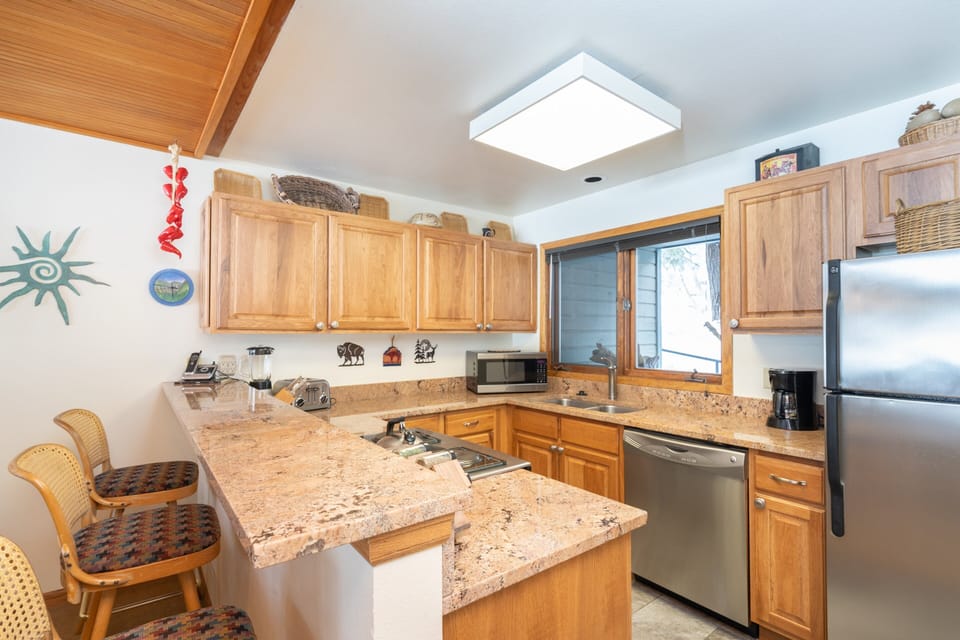 Condo, 2 Bedrooms | Private kitchen | Coffee/tea maker, oven, toaster