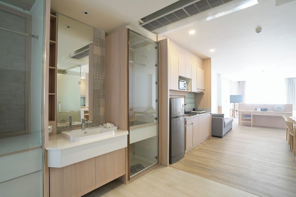 Deluxe Studio Suite, Sea View | Bathroom | Hair dryer, bidet, towels, soap