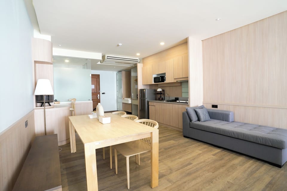Deluxe Studio Suite, Sea View | Living area | 43-inch Smart TV with digital channels