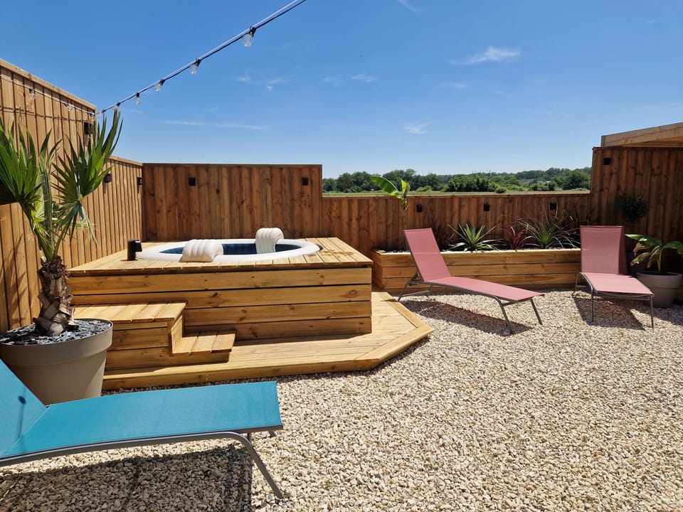 Outdoor spa tub