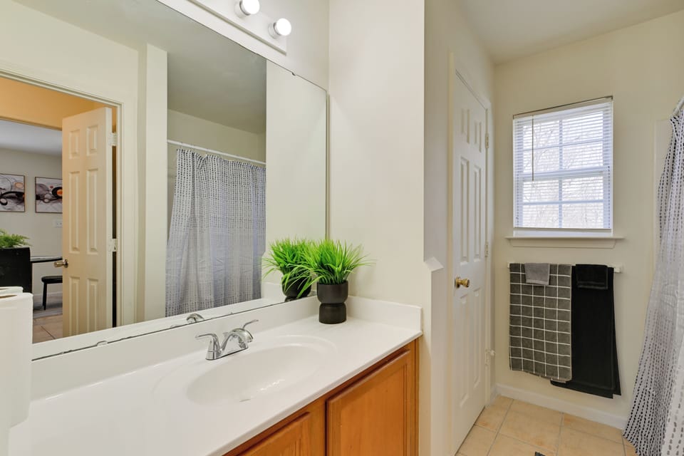 5 Mi to Uptown Charlotte! Family Retreat w/ Yard Cottage in Charlotte