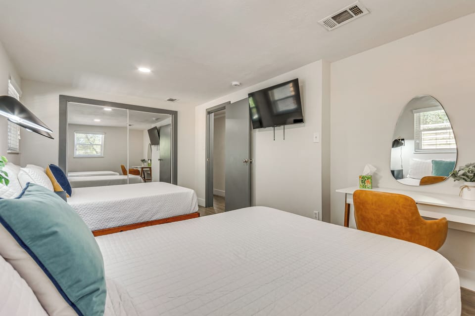Gulf Breeze Retreat: Near Fall Festivals & Beach Cottage in Pensacola Beach