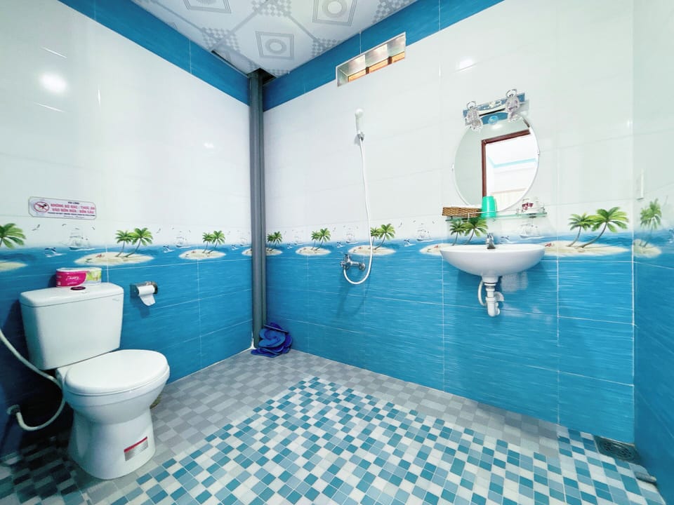 Family Shared Dormitory | Bathroom | Shower, rainfall showerhead, hair dryer (on request), slippers