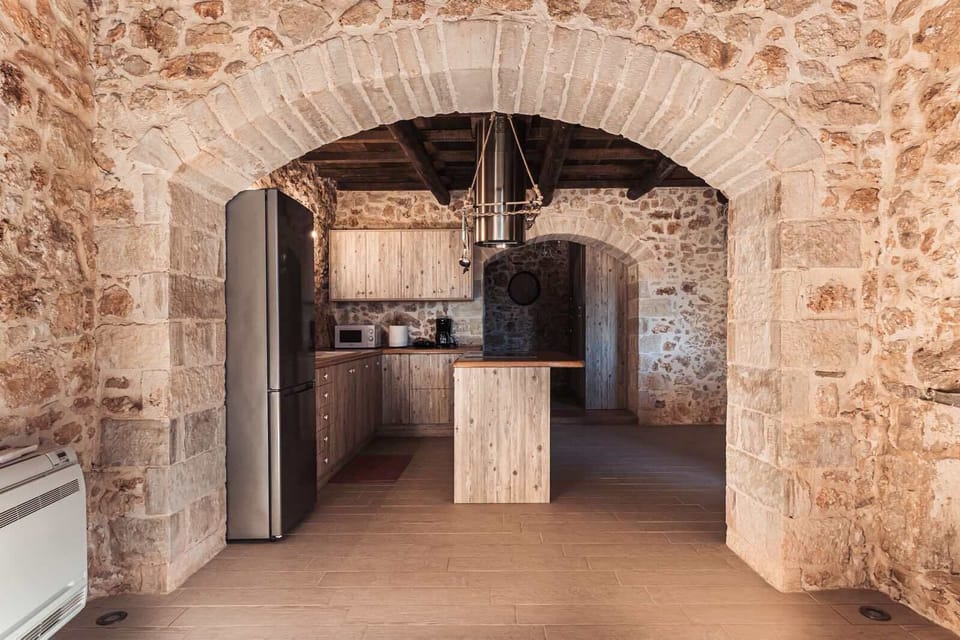 Main Villa: Stone archway connecting spaces within the villa, adding depth and a sense of continuity to the interior.