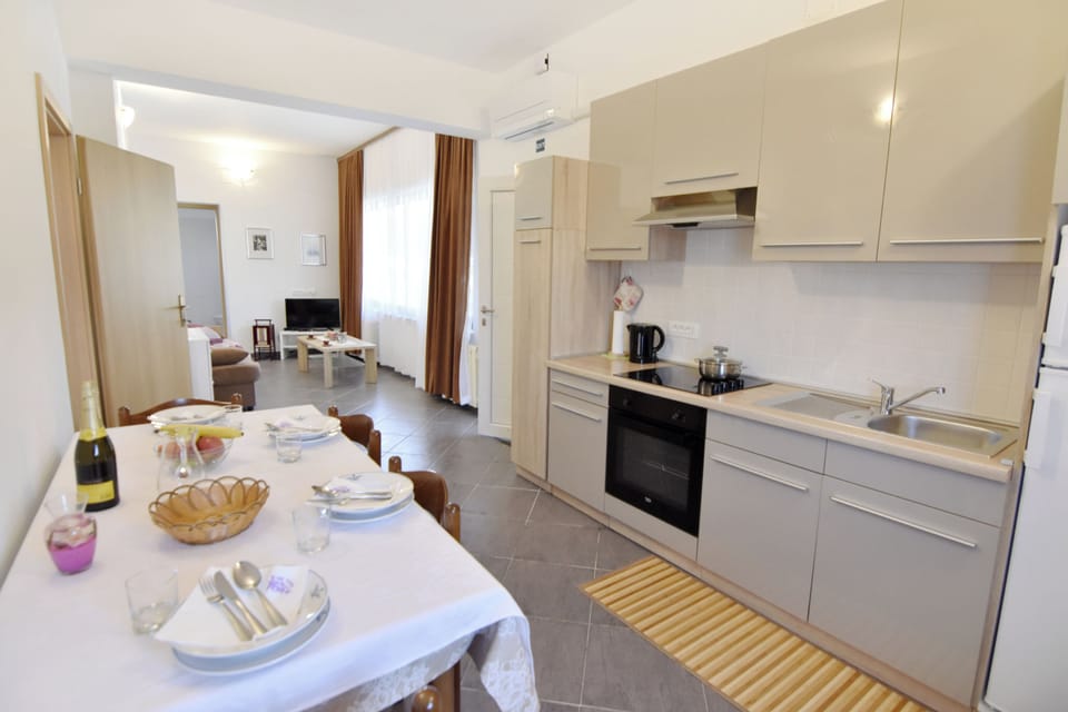 Apartment, 2 Bedrooms, Patio, Garden View | Interior