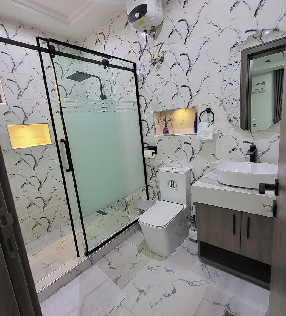 Deluxe Room, Balcony, City View | Bathroom | Free toiletries, hair dryer, towels, soap