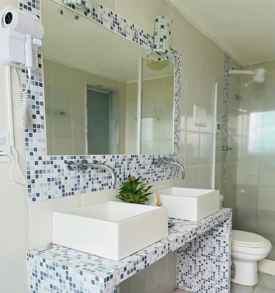 Deluxe Suite, Beach View | Bathroom