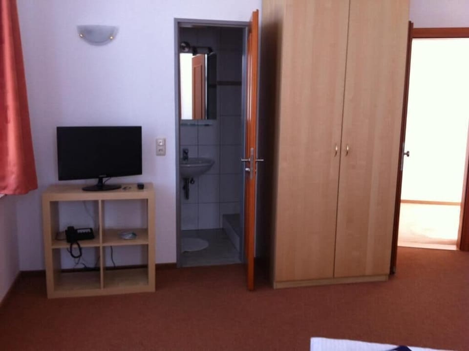 Double Room, Non Smoking, City View | Interior