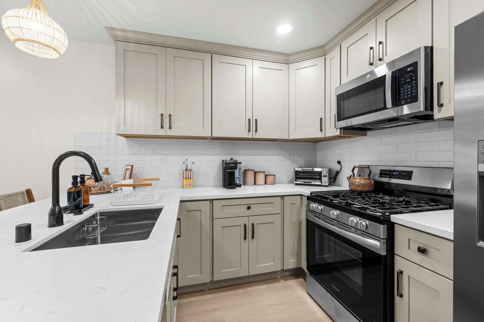 This modern, well equipped kitchen makes cooking a joy, whether you’re preparing a quick bite or a full dinner. Its clean, high end design adds both style and functionality.