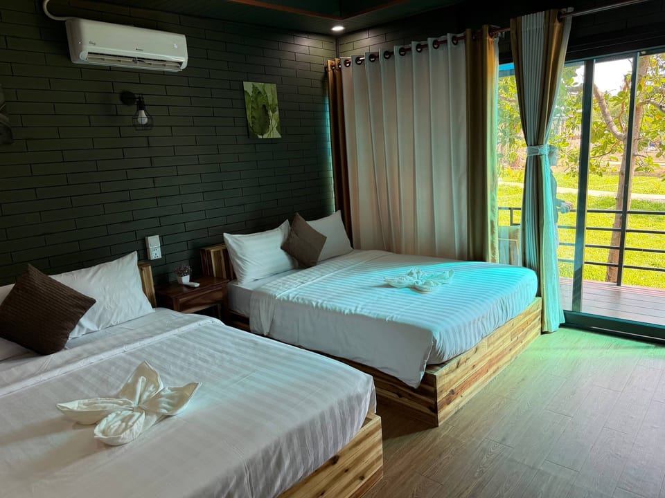 Premium bedding, in-room safe, soundproofing