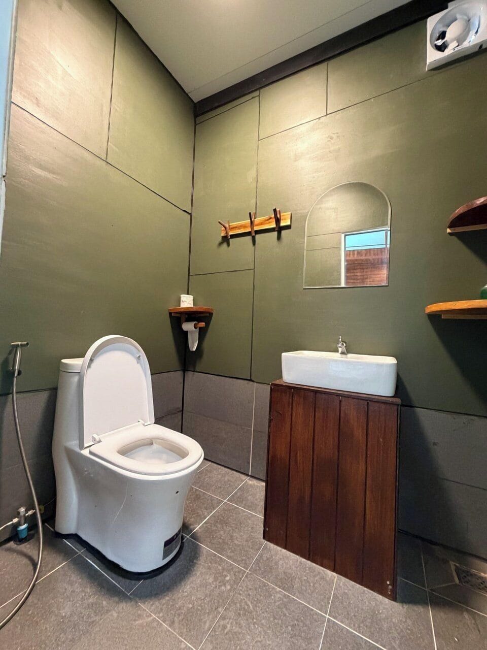 Shower, rainfall showerhead, free toiletries, toilet paper