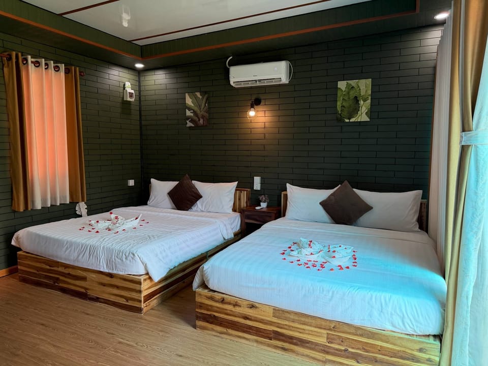 Premium bedding, in-room safe, soundproofing