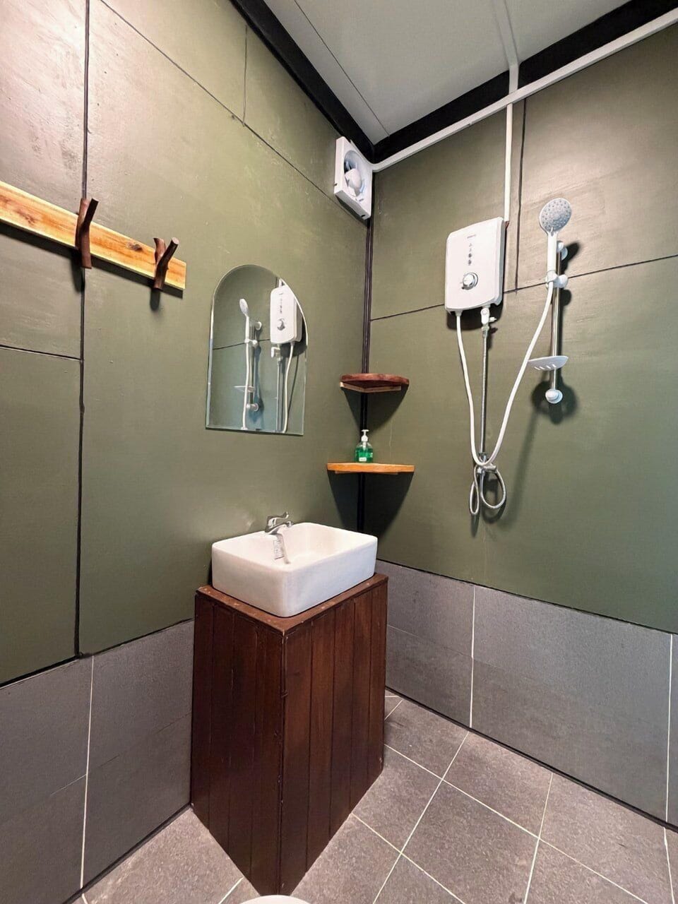 Shower, rainfall showerhead, free toiletries, toilet paper