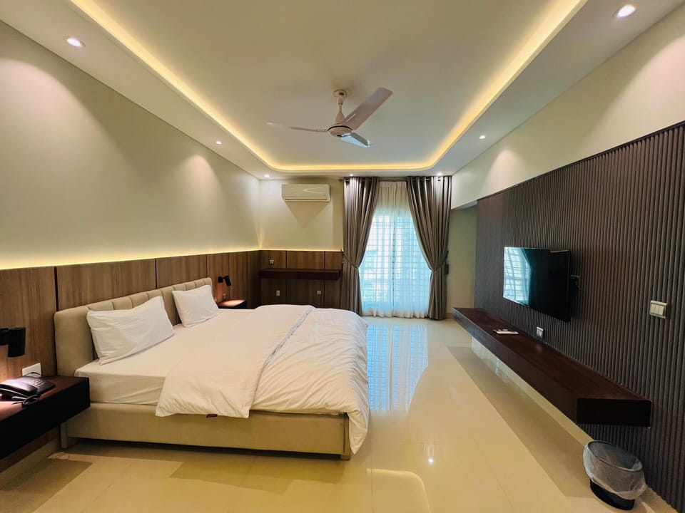 Superior Double or Twin Room | In-room safe, laptop workspace, blackout drapes, soundproofing