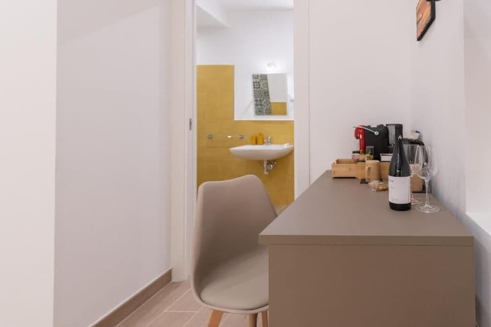 Standard Room | Minibar, in-room safe, desk, laptop workspace