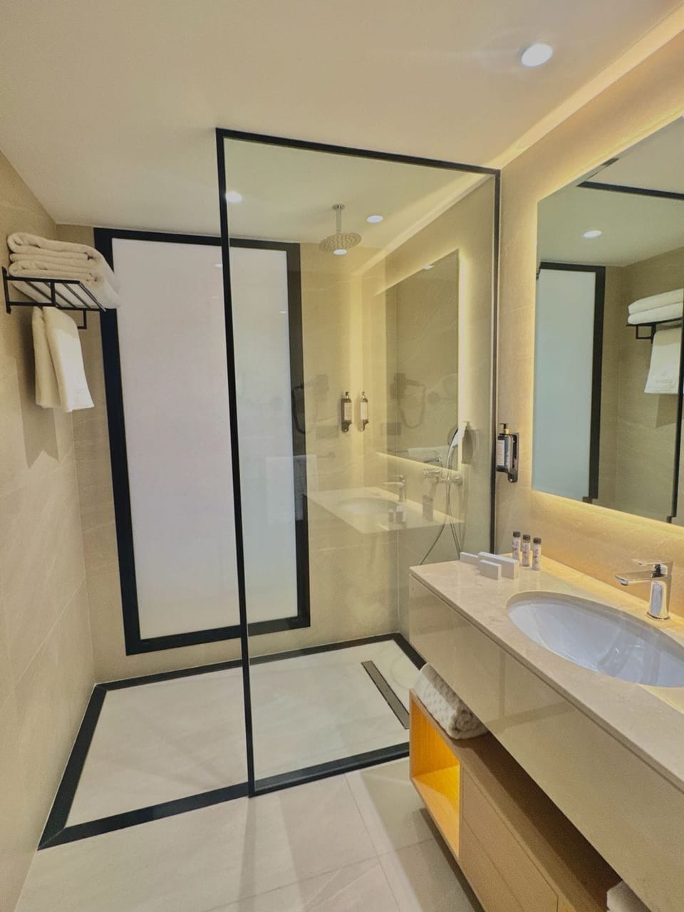 Shower, rainfall showerhead, free toiletries, hair dryer