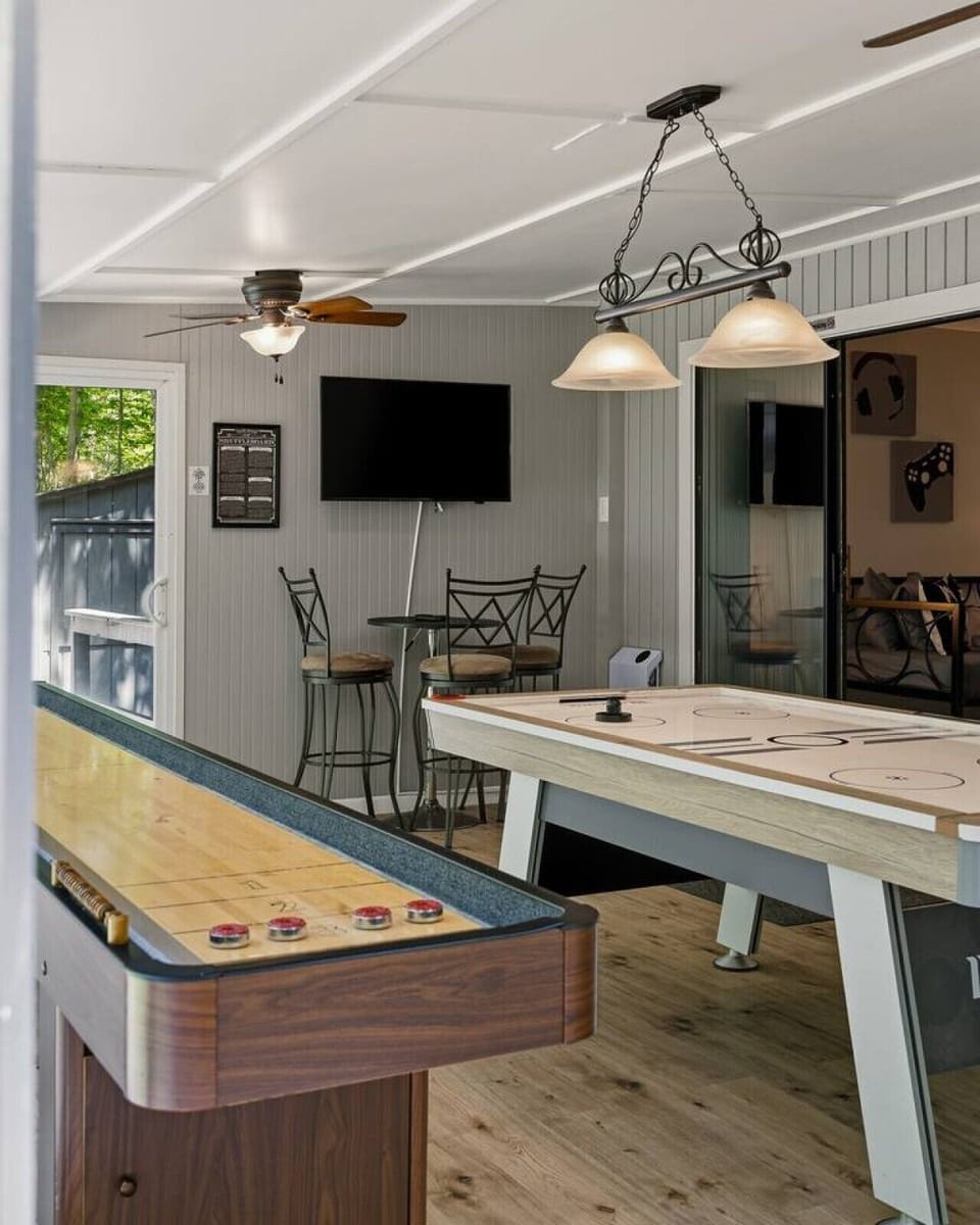 Game Room also features a 40` TV