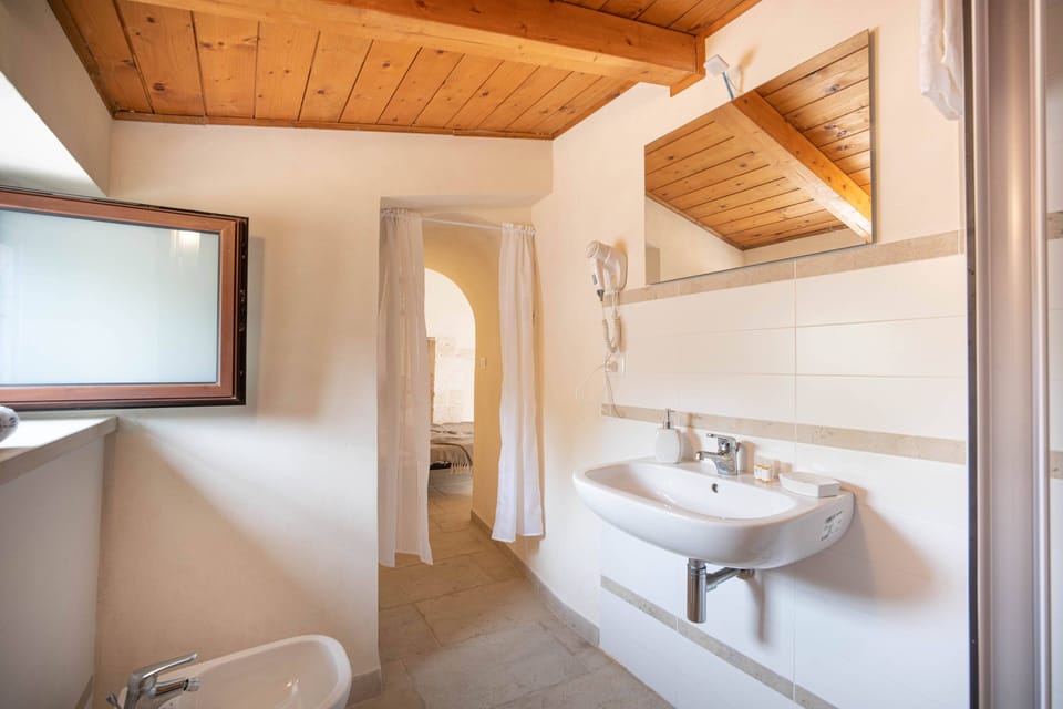 Traditional Double Room | Bathroom | Shower, towels, toilet paper