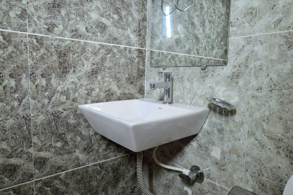 Deluxe Double Room, City View | Bathroom | Shower, towels