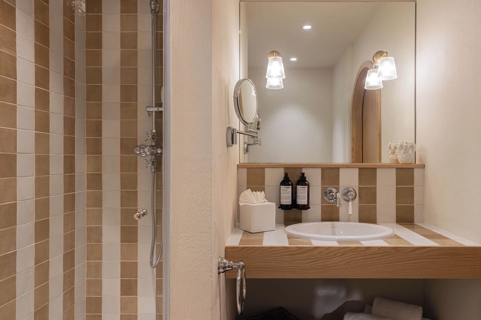 Standard Double Room | Bathroom | Shower, hair dryer, bathrobes, slippers
