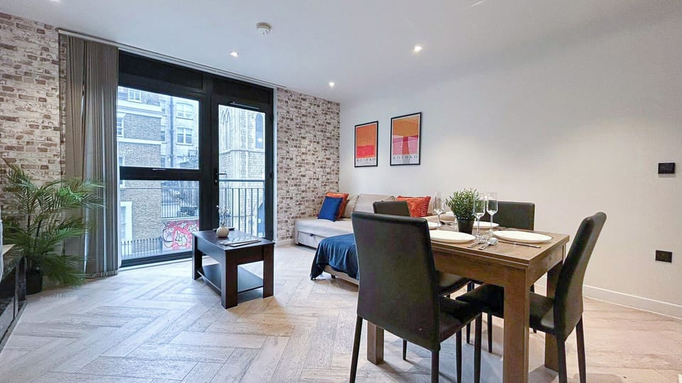 Living area | 2BR Aldgate Apt near Tower bridge, Tower Hill, St Katharine Docks