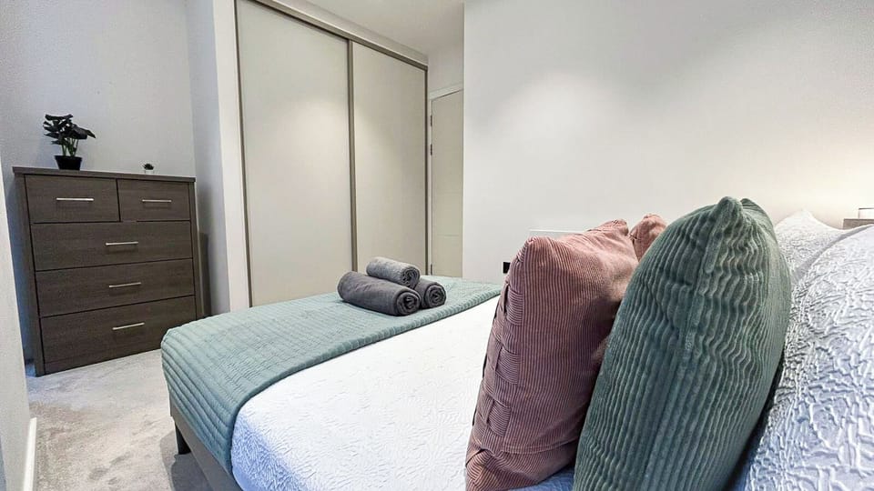 Bedroom 2 | Modern Aldgate Apt near Tower bridge, Tower Hill, St Katharine Docks