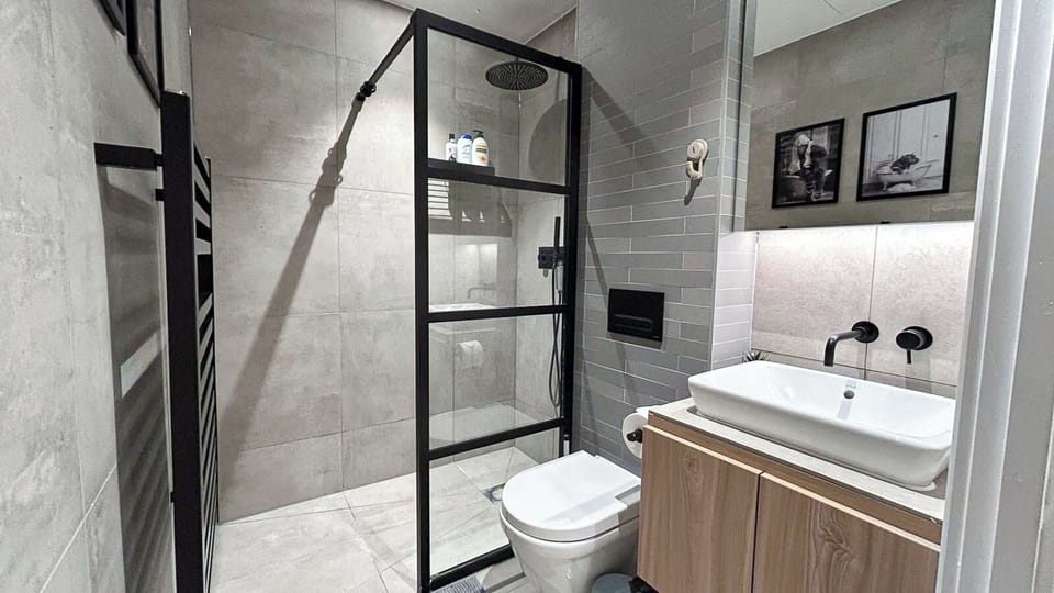 Ensuite Bathroom | Aldgate Apt near Tower bridge, Tower Hill, St Katharine Docks