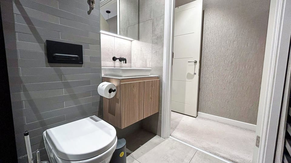 Ensuite Bathroom | Aldgate Apt near Tower bridge, Tower Hill, St Katharine Docks