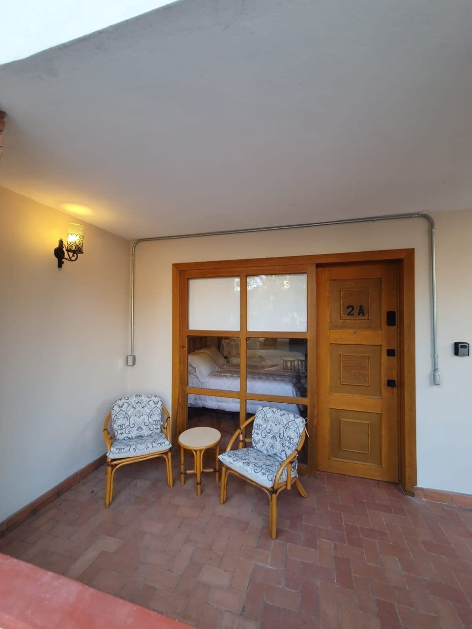Disfruta de un momento de tranquilidad en el encantador patio, con cómodas sillas y mesa de madera, es el lugar ideal para relajarse al aire libre.
