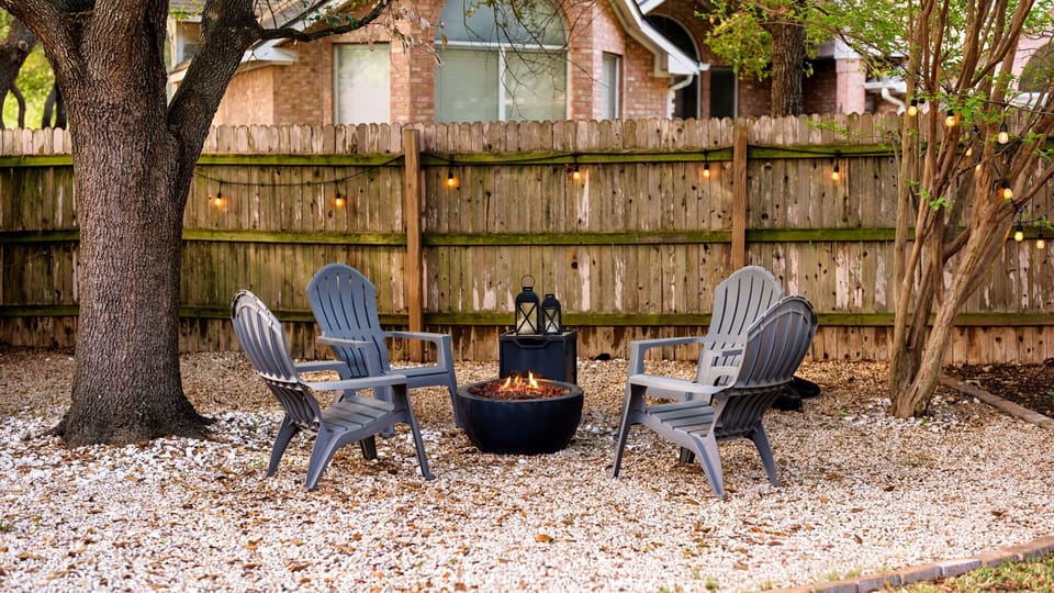 Firepit in the large backyard! 