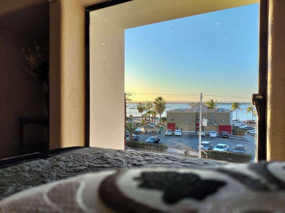 La ubicación cerca de la ventana permite disfrutar de una vista impresionante de la bahía del malecón.