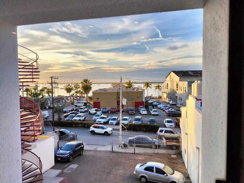 Disfruta de la tranquilidad y belleza de un espectacular atardecer desde la comodidad de nuestra suite. Además, te ofrecemos la comodidad de un amplio estacionamiento para que tu estancia sea aún más relajante. ¡Te esperamos!